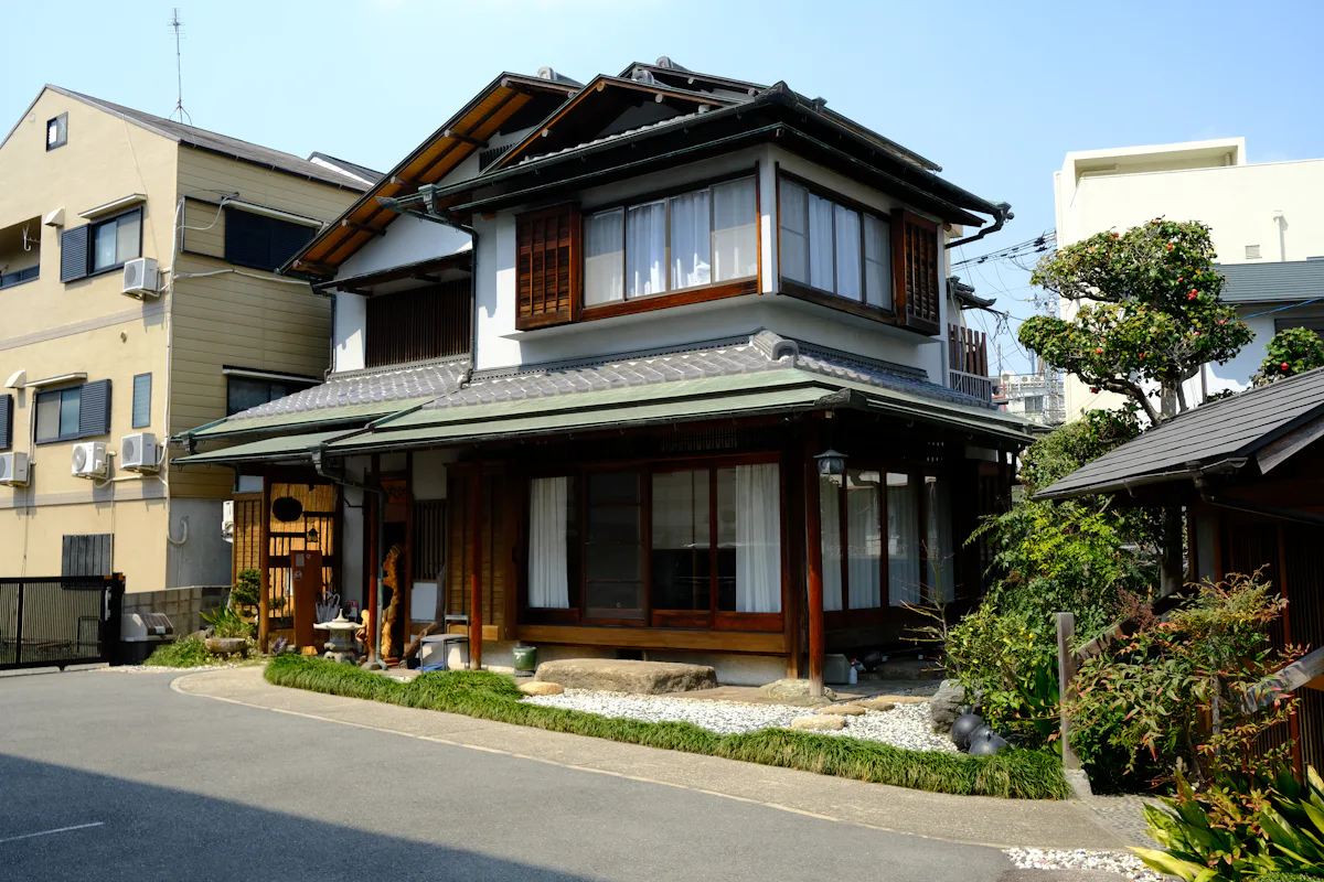 街角に建つ日本の木造2階建て住宅