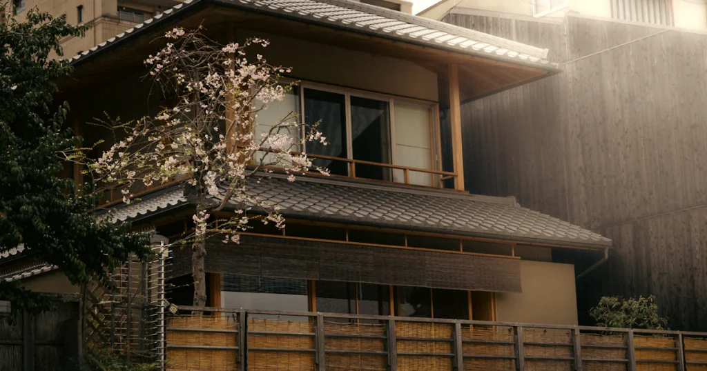 桜の木の横に建つ古い日本家屋