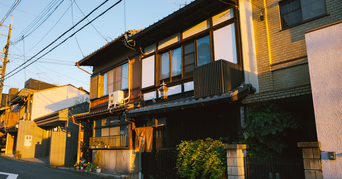 夕暮れの住宅街に立ち並ぶ木造の家々と電線