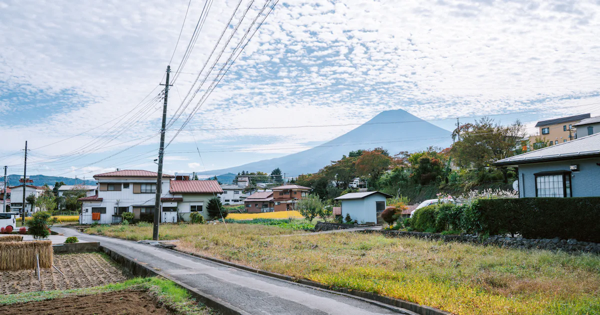 富士山を望む日本の郊外の住宅と農地